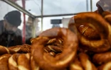 Des simits, petits pains ronds turcs en forme d'anneau, le 27 décembre 2025 à Istanbul