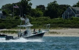 Un bateau servant à surveiller la présence de requins quitte le port de Chatham, dans le Massachusetts, le 15 juillet 2022