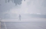 Un homme traverse la rue à New Delhi, plongée dans un brouillard de pollution, le 4 novembre 2019