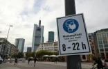 Rappel de la nécessité de porter le masque dans une rue de Francfort, le 21 octobre 2020