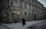 Une femme marche dans une rue après des chutes de neige, le 6 janvier 2026 à La Rochelle en Charente-Maritime