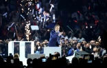 Le président français et candidat à la réélection du parti libéral La République en Marche (LREM) Emmanuel Macron salue ses partisans lors de son premier meeting de campagne à l'Arena Paris La Défense, à Nanterre le 2 avril 2022