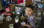Saw Paing Htway, 11 ans, travaille dans un café populaire (teashop) dans la banlieue de Rangoun, le 21 octobre 2015