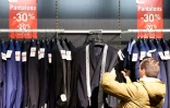 Des vêtements à prix réduits le 2 janvier 2017 dans un magasin à Talange 