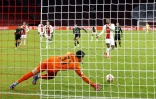L'attaquant ivoirien de l'Ajax Amsterdam, Sebastien Haller, ouvre le score à domicile sur pénalty face au Sporting Portugal, lors de la 6e journée du groupe C de la Ligue des Champions, le 7 décembre 2021