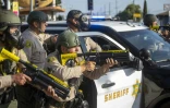 Les forces de l'ordre lors d'une manifestation contre les expulsions massives de sans-papiers, le 7 juin 2025 à Los Angeles