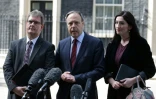 Des membres du parti nord-irlandais DUP Jeffrey Donaldson (g), Nigel Dodds (c) et Emma Pengelly font une déclaration devant le 10 Downing Street après une rencontre avec la Première ministre Theresa May, le 15 juin 2017 à Londres