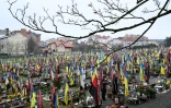 Tombes de soldats ukrainiens dans un cimetière militaire à Lviv, en Ukraine, le 2 décembre 2025