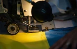 Un drapeau aux couleurs de l'Ukraine en train d'être confectionné dans l'atelier Borney d'Argentan, dans l'Orne, le 8 mars 2022