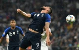 Le Français Olivier Giroud (g) frappe de la tête lors du match contre l'Allemagne en Ligue des nations, le 6 septembre 2018 à Munich