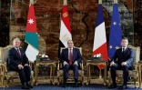 Le roi Abdallah II de Jordanie (gauche), le président égyptien Abdel Fattah al-Sissi (centre) et le président français Emmanuel Macron, le 7 avril au palais présidentiel du Caire