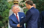 Le président français Emmanuel Macron (D) salue le roi Abdallah II de Jordanie (G) à Paris le 17 septembre 2026