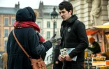 Un militant du mouvement En Marche! distribue des tracts pour l'élection d'Emmanuel Macron à la présidentielle dans une rue de Lille, le 11 février 2017