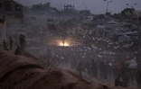 Des Palestiniens transportent des colis d'aides reçus à Beit Lahia dans le centre de la bande de Gaza, le 29 juillet 2025