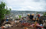 Une femme regarde les maisons détruites dans le bidonville de Cavani par le cyclone Chido, à Mayotte, le 2 janvier 2025