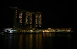 Le complexe hôtelier et commercial de Marina Bay Sands, à Singapour avec ses lumières éteintes pour la mobilisation "Earth Hour", le 27 mars 2021