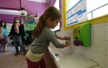 Un élève se lave les mains à l'école à Saint-Aubin-du-Cormier le 7 mai 2020