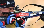 Le Français Quentin Fillon-Maillet, sur le pas de tir, lors de la poursuite de Ruhpolding, comptant pour la Coupe du monde de biathlon, le 16 janvier 2022