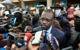Le leader de l'opposition Ousmane Sonko parle à la presse après avoir voté à Ziguinchor, le 31 juillet 2022