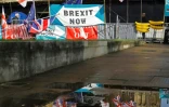 Banderoles pro-brexit et drapeaux britanniques devant le Parlement à Londres, le 17 octobre 2019