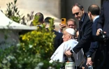 Le pape François, en fauteuil roulant, après avoir dirigé la prière de l'Angélus, place Saint-Pierre au Vatican, le 6 avril 2025