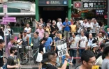Des milliers de manifestants défilent le 11 août 2019 dans les rues de Hong Kong