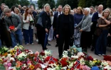 La dirigeante du Parti du progrès, Sylvi Listhaug, et des personnes en deuil se rassemblent pour rendre hommage au roi Harald V de Norvège, décédé, sur la place du Palais royal à Oslo, le 28 août 2026