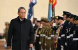 Le Premier ministre chinois Li Qiang passe en revue la Garde d'honneur lors d'une cérémonie au Parlement à Canberra, le 17 juin 2024 en Australie