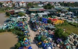 Vue aérienne d'un des centaines de "villages de plastique" qui encerclent la capitale vietnamienne, Hanoï, le 25 novembre 2025