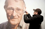 Un visiteur prend une photo du portrait d'Ingvar Kamprad, fondateur d'Ikea, le 28 janvier 2018 au musée Ikea d'Almhult, en Suède.
