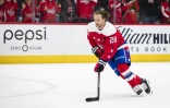 Brendan Leipsic le n°28 des Washington Capitals avec le palet avant le match contre les Pittsburgh Penguins à la Capital One Arena de Washington le 2 février 2020.
