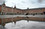(ARCHIVES) Une personne traverse la Plaza Mayor déserte, le 21 avril 2020, lors du premier confinement décrété en Espagne, alors que la capitale espagnole est frappée à nouveau par un confinement partiel, comme d'autres villes et régions, face à la reprise de l'épidémie de coronavirus