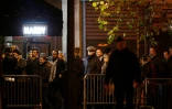 File d'attente devant le Bataclan qui rouvrait ses portes, le 12 novembre 2016, pour un concert de Sting un an après l'attaque qui avait fait 90 morts lors du concert des Eagles of Death Metal le 13 novembre 2015