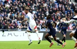 Le milieu de l'OL Corentin Tolisso (gauche) marque le deuxième but de son équipe contre Reims, lors de la 21e journée de L1, le 9 février 2025 à Décines-Charpieu, près de Lyon 