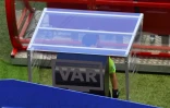 Utilisation de l'assistance vidéo à l'arbitrage (VAR) lors du match entre la France et l'Australie au Mondial, le 16 juin 2018 à Kazan