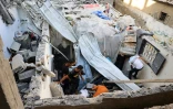 Des Palestiniens inspectent les dégâts causés par une frappe israélienne sur une maison dans le camp de réfugiés de Nousseirat, dans le centre de la bande de Gaza, le 6 juillet 2024