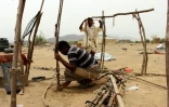 Des Yéménites ayant fui la ville de Hodeida, dans l'ouest du Yémen, construisent un abri dans un camp de déplacés dans la province de Hajjah, dans le nord du pays, le 19 juin 2018