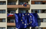 Drapeau européen déployé le long d'un immeuble, lors d'une manifestation contre le Premier ministre tchèque Andrej Babis, le 16 novembre 2019 à Prague