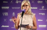 La présidente de la WTA Micky Lawler s'exprimant à l'occasion du Masters de fin de saison à Guadalajara,  le 8 novembre 2021 