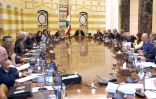Image fournie par la présidence libanaise du président libanais Joeph Aoun, au centre, présidant une réunion de cabinet sur le désarmement du Hezbollah, au palais présidentiel de Baabda, près de Beyrouth, le 5 août 2025