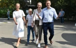 L'opposant AlexeĂŻ Navalny et sa famille arrivent au bureau de vote Ă Moscou le 8 septembre 2019