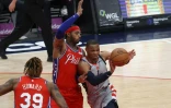 Russell Westbrook (d) des Washington Wizards face à Mike Scott des Philadelphia 76ers en NBA le 12 mars 2021 à la Capital One Arena à Washington