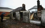 Un bùtiment incendié, le 11 juin 2026, à Glengormley, quartier au nord de Belfast (Irlande du Nord), au lendemain d'une nuit de violences