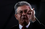 Le fondateur de La France Insoumise (LFI), Jean-Luc Mélenchon, prononce un discours sur scène lors de la fête de l'Humanité, à Brétigny-sur-Orge, au sud de Paris, le 13 septembre 2025