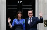Le premier ministre David Cameron accompagné de son épouse Samantha, à leur retour au 10 Downing Street après la victoire du Parti Conservateur aux élections générales, le 8 mai 2015 à Londres 