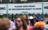 Un panneau indique aux spectateurs qu'ils doivent montrer leur certificat de vaccination, au festival de Lollapalooza à Chicago, le 29 juillet 2021
