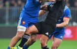 Le Français Kevin Gourdon (g) à la lutte avec le All Black Aaron Smith lors du 3e et dernier test-match, le 23 juin 2018 à Dunedin