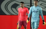 Le milieu de terrain Federico Valverde et le gardien Thibaut Courtois quittent la pelouse après la défaite du Real Madrid contre Cadix, le 17 octobre 2020 à Madrid