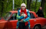 Svitlana Perepilitsa et son chien Bairaktar à leur arrivée à Kharkiv après avoir fui le village de Rouska Lozova, le 29 avril 2022 en Ukraine