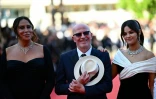 (GàD) L'actrice mexicaine Karla Sofia Gascon, le réalisateur français Jacques Audiard et l'actrice américaine Selena Gomez avant la projection du film de Jacques Audiard "Emilia Perez" au Festival de Cannes, le 18 mai 2024
Karla Sofía Gascón